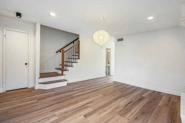 Photo - 2103 Mistletoe Ave