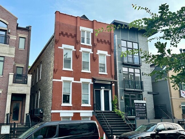 Building Photo - 1361 W Walton St Unit 3