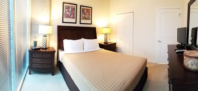 Photo - 4 W Martin Luther King Jr Blvd Unidad ID1344184P