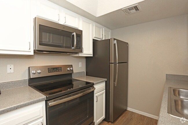 2BR, 2BA - 1050 SF