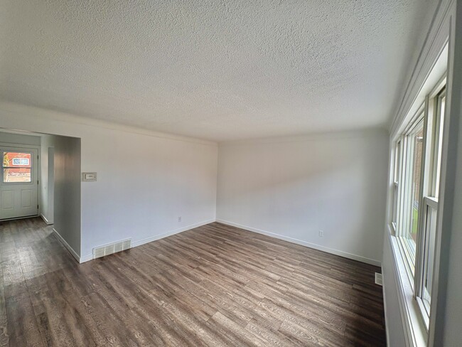 Building Photo - 766 Indian Rd N