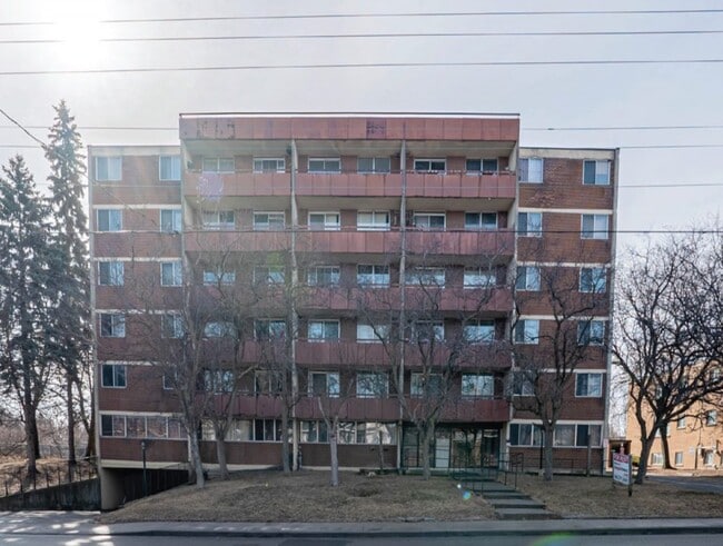 Photo - 175 Bloor St W