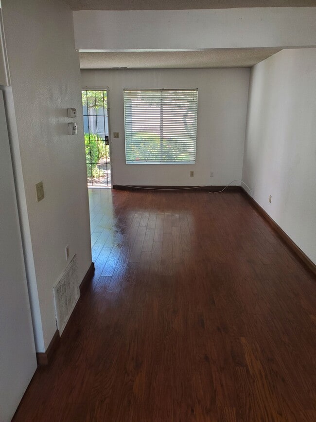Sala de estar y puerta principal. - 1710 Oldfield Way