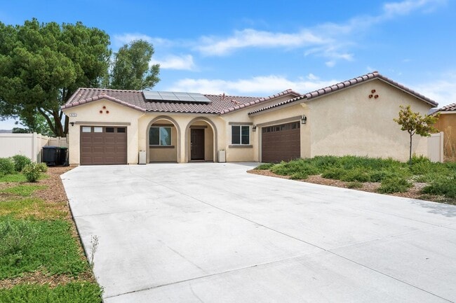 Photo - 475 Camellia Way