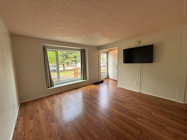 Photo - 2 bedroom duplex / Washer& Dryer in unit / Fuel included
