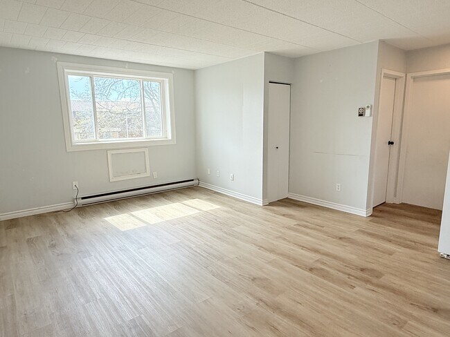 Building Photo - 360 Tecumseh Rd W Unit 307
