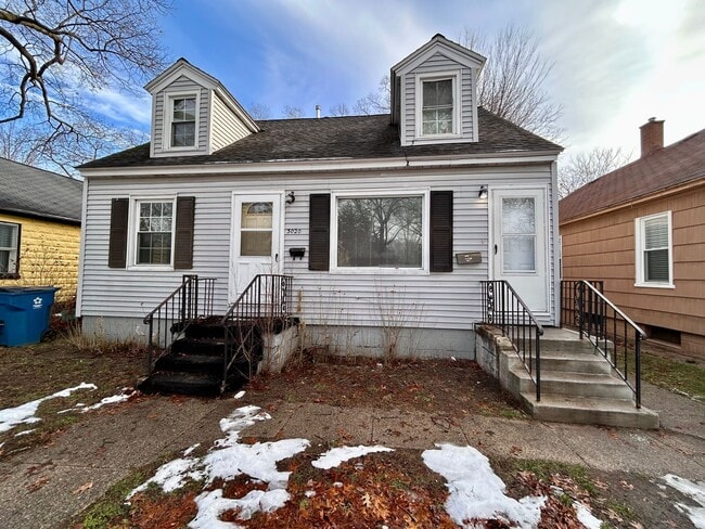 Building Photo - 3020 Leahy St Unit #1