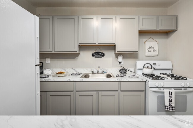 2BR, 2BA - 1,004SF - Kitchen