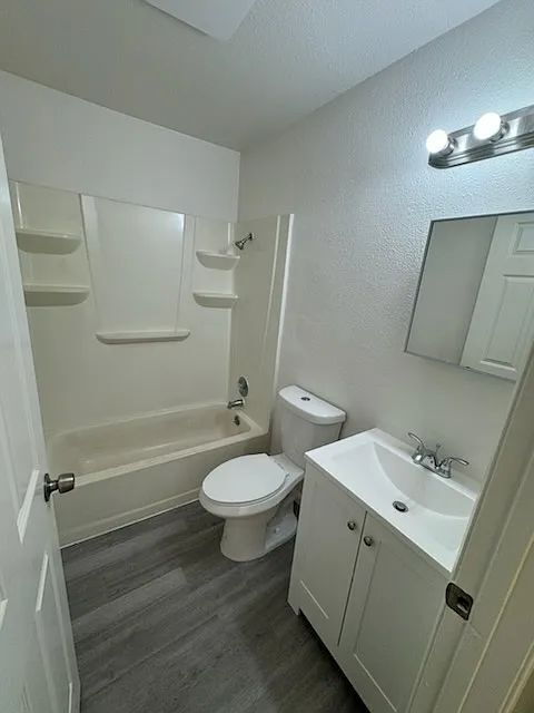 Move In Special! 
2553 Glen- 2bd 1 bath