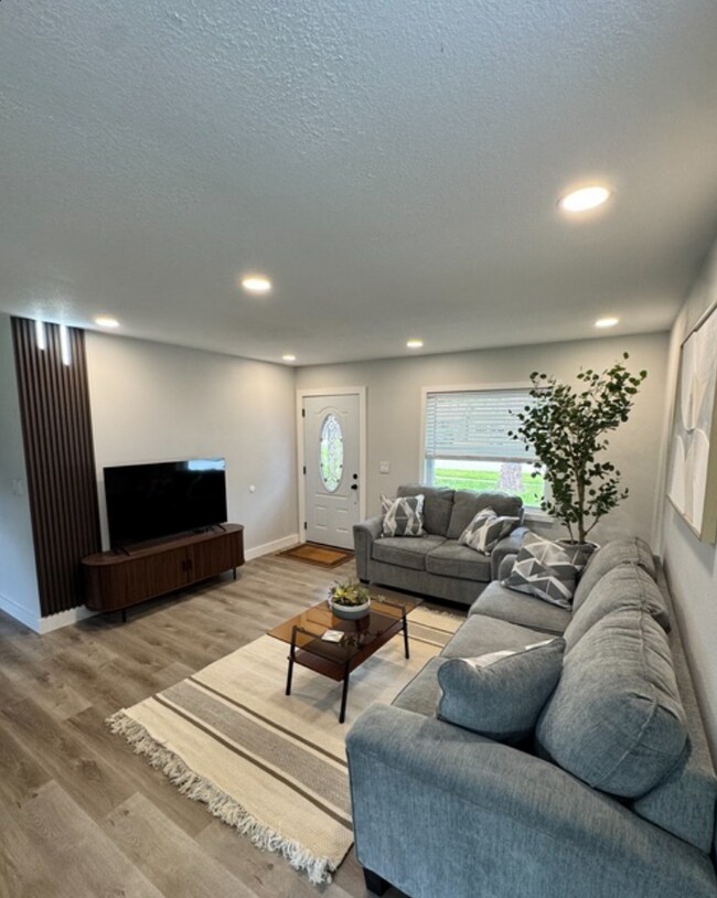 House close to UCF & Valencia with 4 Bedrooms for Students!