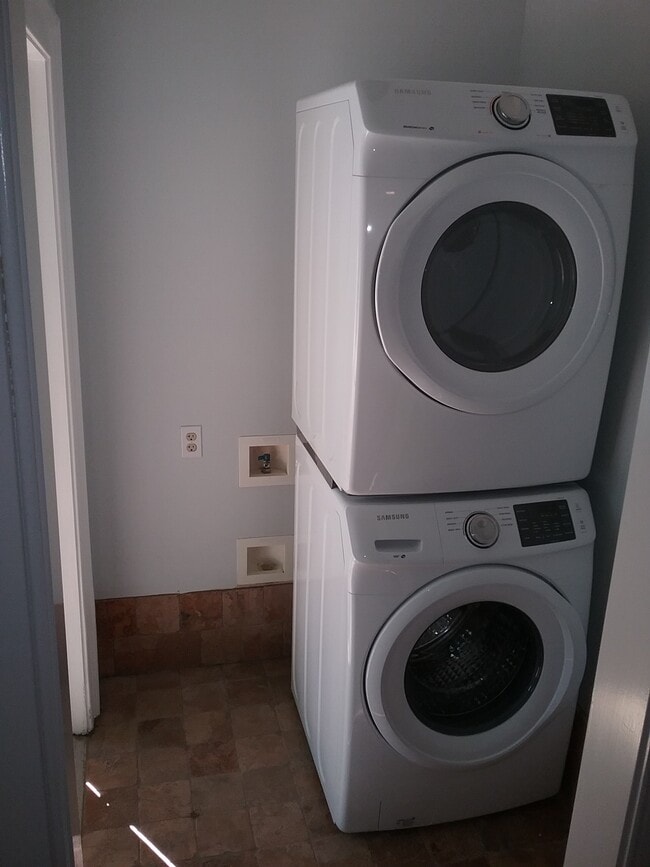 Building Photo - 701 Rosalyn Dr