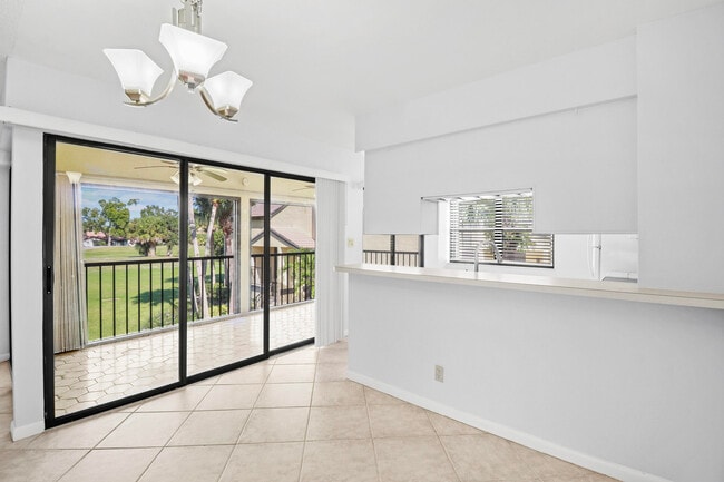 Photo - 3961 SW Greenwood Way Unidad E