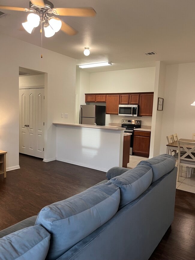 Photo - 208 Robin St