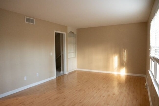 Photo - Large 3 Bedroom 2.5 Bath Townhome in Prime Location