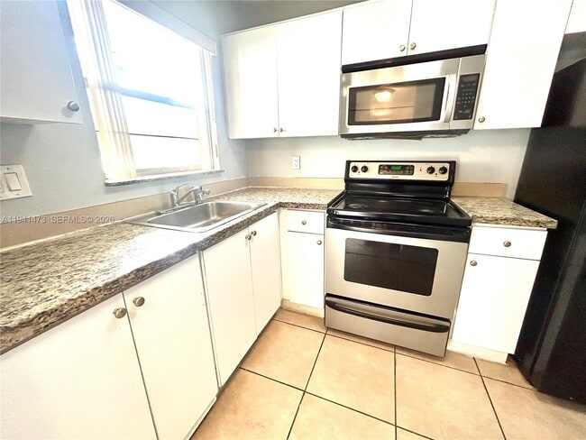 Building Photo - 8300 Sunrise Lakes Blvd Unit 112