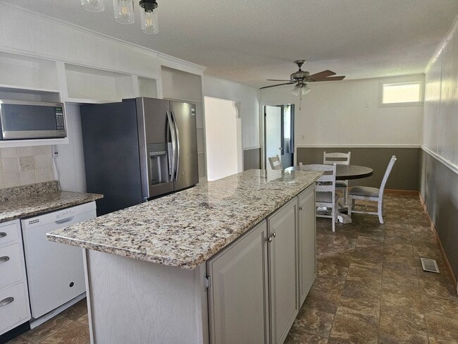 Photo - Madisonvile 37354 - 3 bedroom 2 bath - call Karen Robertson  865-454-7626