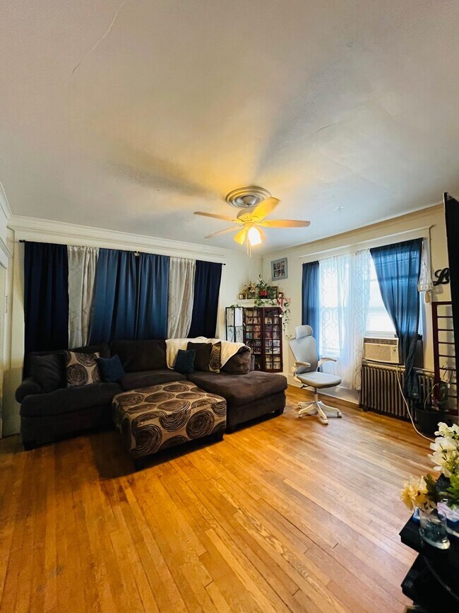 Photo - Large 3 bedroom on a great quiet street. Apartment Unit Parkwood Blvd.1305-2