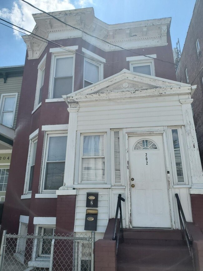 Building Photo - 202 Delaware Ave Unit 2 (2nd Floor)