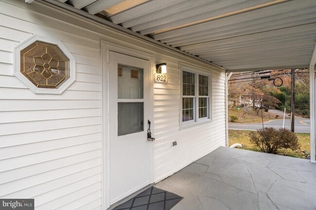 Photo - 822 Warburton Ln