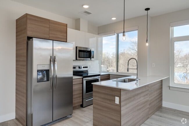 2BR, 2BA - 920SF - Kitchen