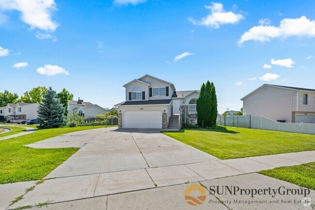 Building Photo - Beautiful Home In Great Roy Location!!