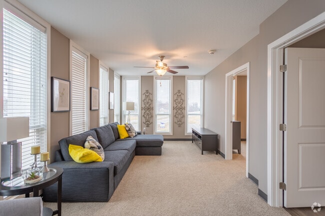 2BR, 1BA - The Majestic - 833 SF