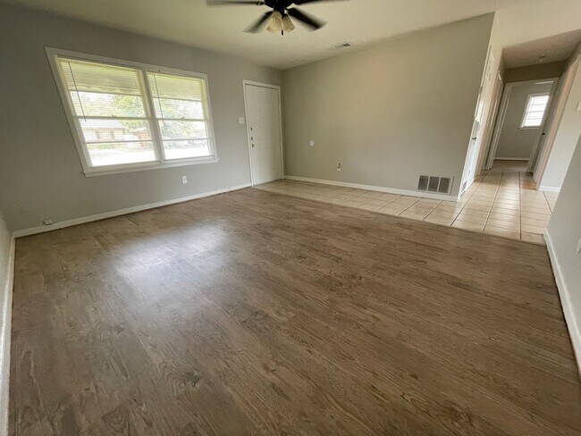 Photo - Cozy 3 bed 1 bath with quick access to Loop & I27!