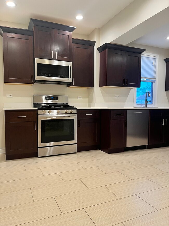 Building Photo - 3145 N Lamon Ave Unit 1