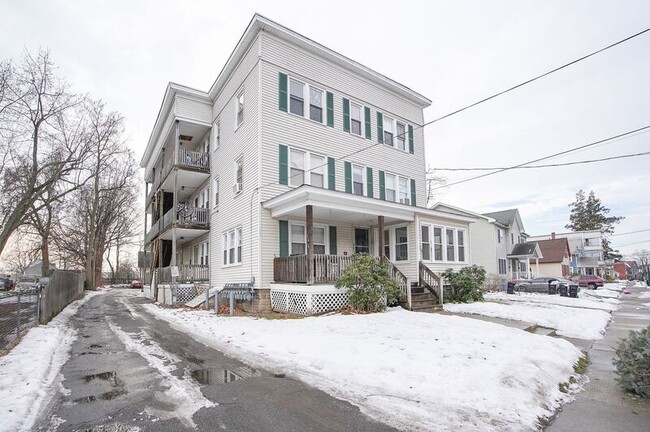 Building Photo - 70 Maple St Unit 3LR