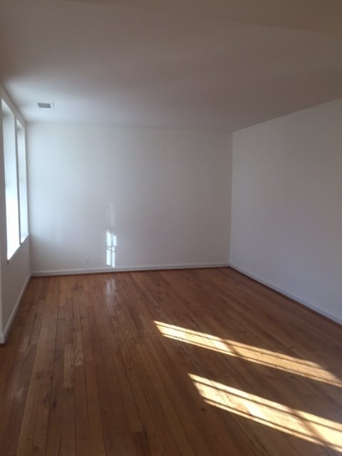 Photo - 1 Bedroom 1 Bath in McLean Gardens Just Off Wisc. Ave.!