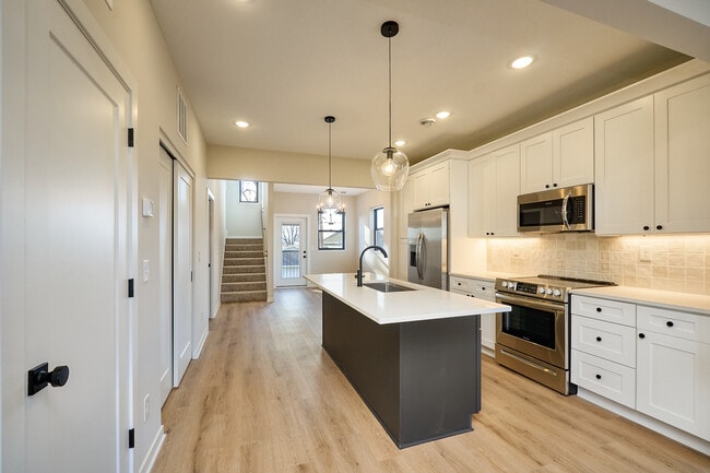 Building Photo - 506 37th Ave NE Unit A