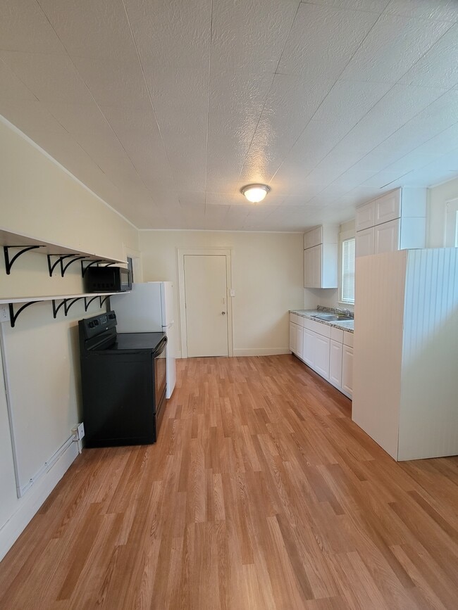 Kitchen - 558 N Grant Ave Unit A