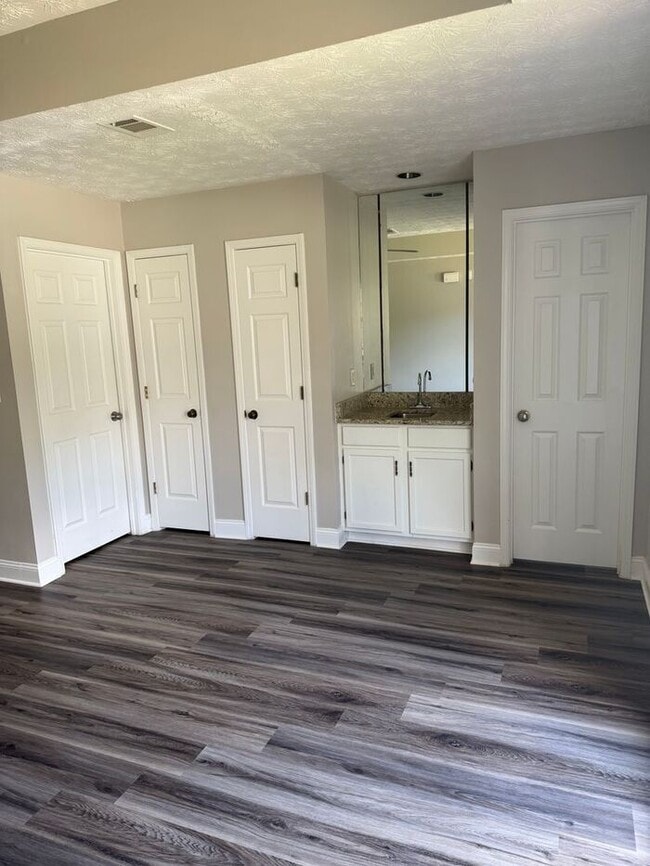 Cozy 3 bedroom 2 bath ranch duplex!