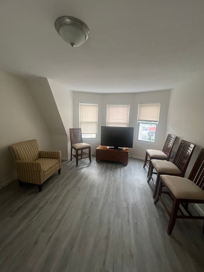 535 Van Cortlandt Park Ave Unit 3rd Fl- 2 Bedroom