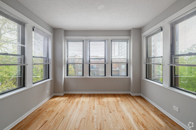 Convertible - 670SF - Living Room