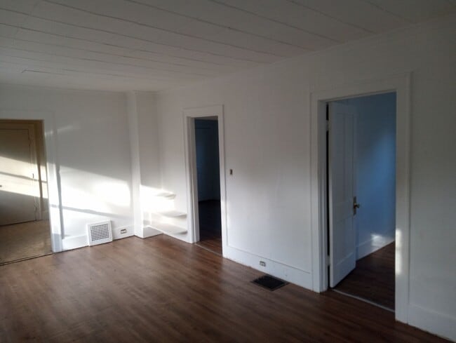 Photo - 2050 Berdan Ave