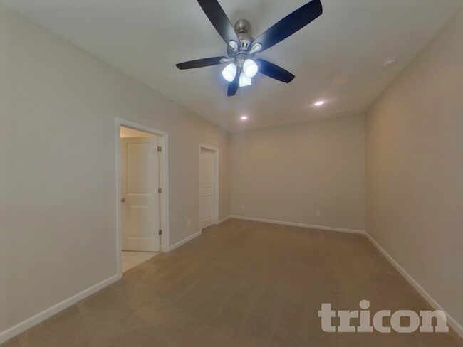 Photo - 1576 Queen Elizabeth Dr