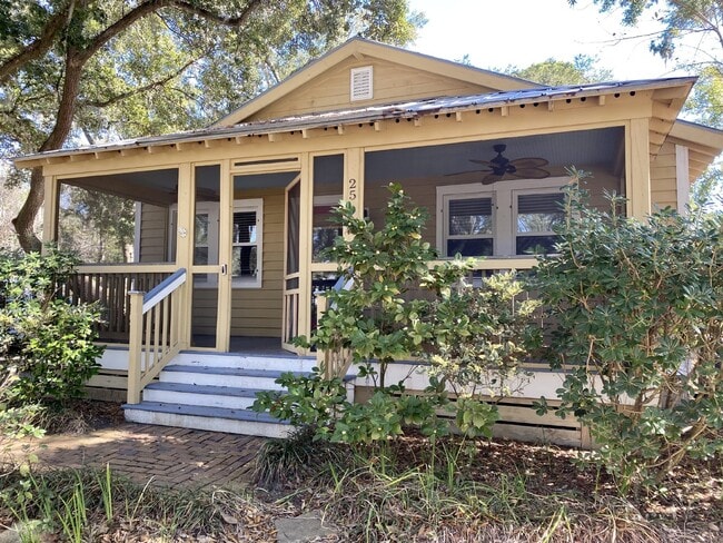 Building Photo - Furnished Old Town Bluffton Cottage!