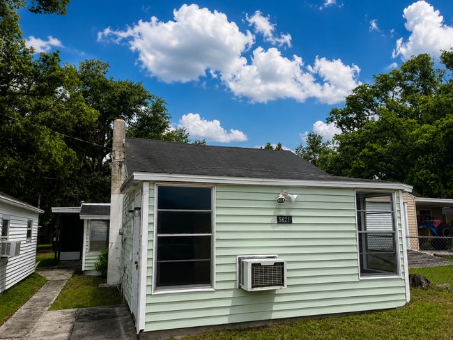 Building Photo - Cute 2BR/2BA HUGE ENCLOSED PORCH, Next to Stewart Middle, Tile Floors!