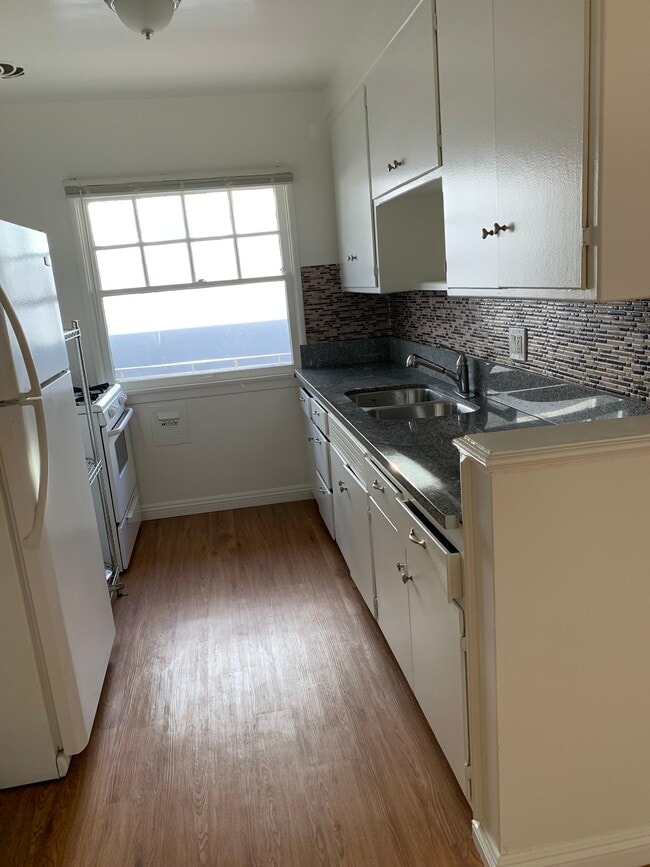 Building Photo - 1241 Bundy S Dr Unit #5