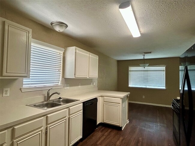 Photo - 28811 Stapleford St