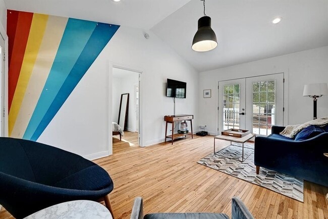 Photo - 2943 Higgins St