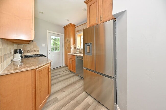 Photo - 221 Lakeview Dr