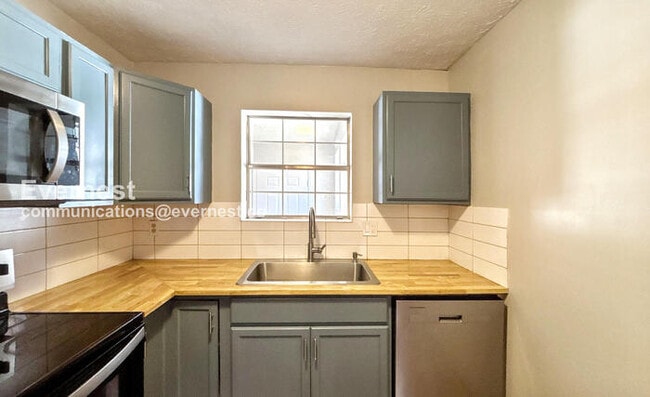 Photo - 6933 Robinson Dr