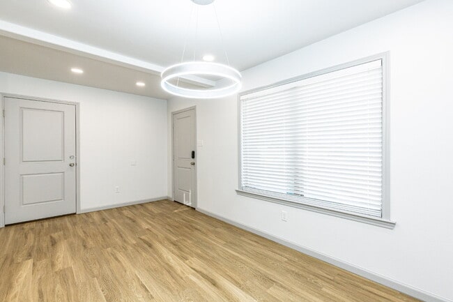 Photo - Luxurious Townhome Located In Lincoln 16!
