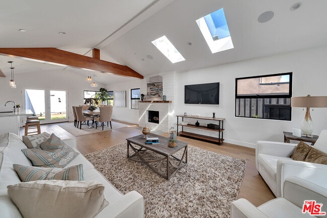 2415 Cloverfield Blvd