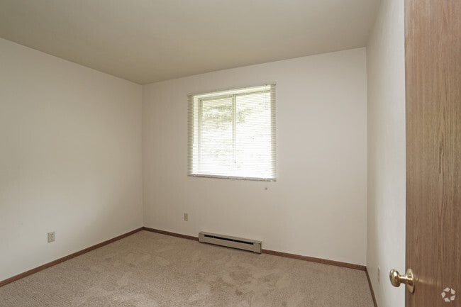 2BR (White Valley) - Bedroom - Oak Creek Apartments