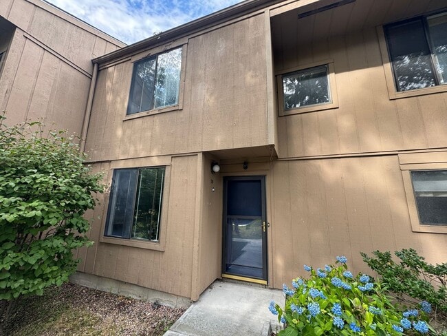 Spacious Shoreline 2 Bedroom Condo - Spacious Shoreline 2 Bedroom Condo