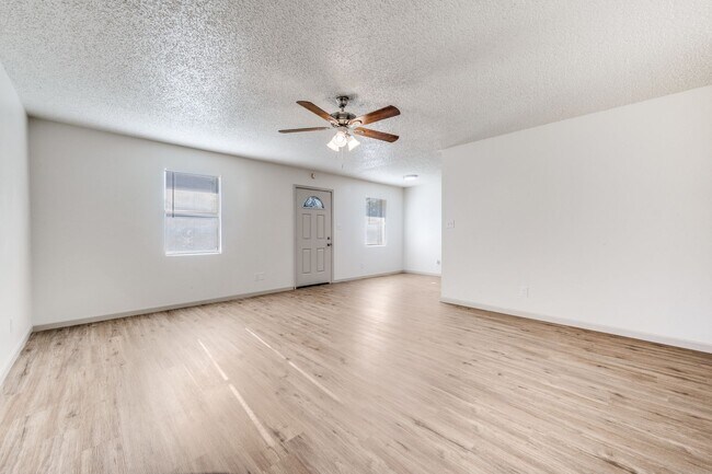 Photo - 705 N 1st St