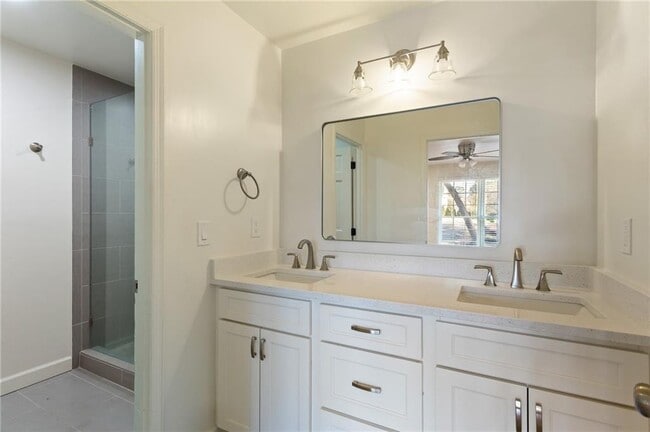 Photo - 3355 Pinetree Dr SE